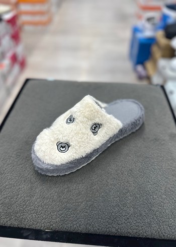 Gri Tabanlı Beyaz Nakışlı Kadın Ev Terliği - Görsel 2