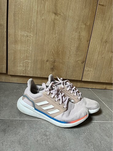 Adidas yürüyüş ayakkabısı