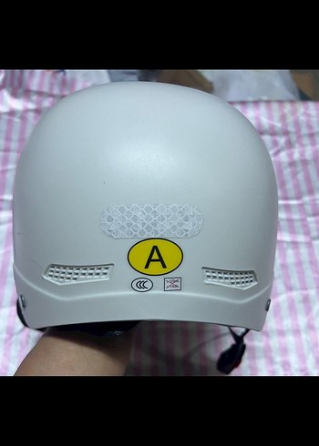 Beyaz Minimalist Motosiklet Kaskı - Görsel 3