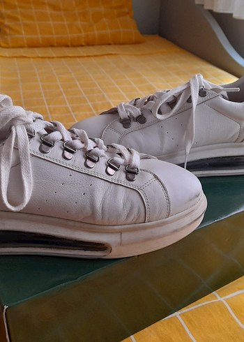 Beyaz Metal Tokalı Blok Topuk Spor Ayakkabı - Görsel 3