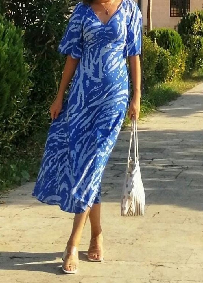 Mavi V Yakalı Salaş Uzun Elbise - Görsel 3