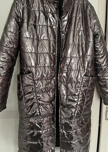 Uzun, düğmeli, parlak gri kadın kışlık ceket - Görsel 2