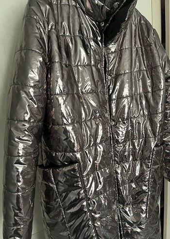 Uzun, düğmeli, parlak gri kadın kışlık ceket - Görsel 4