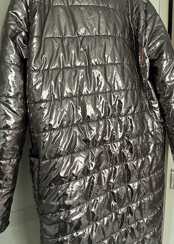 Uzun, düğmeli, parlak gri kadın kışlık ceket - Görsel 6