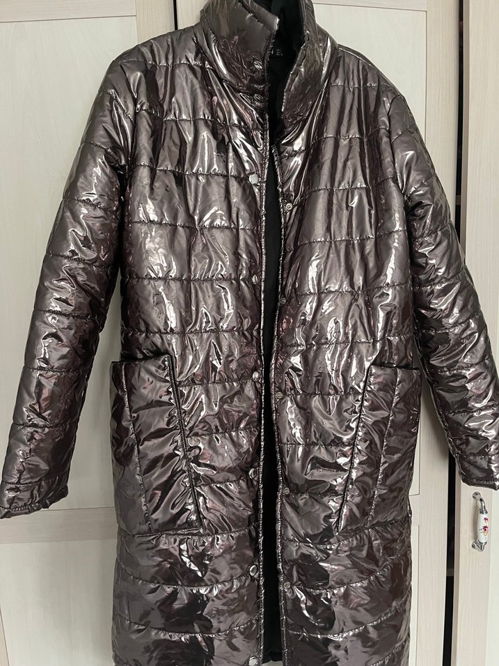 Uzun, düğmeli, parlak gri kadın kışlık ceket - Görsel 3