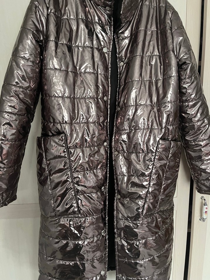 Uzun, düğmeli, parlak gri kadın kışlık ceket - Görsel 2