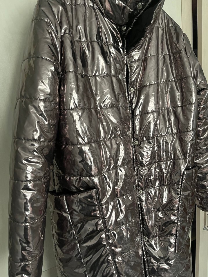 Uzun, düğmeli, parlak gri kadın kışlık ceket - Görsel 4