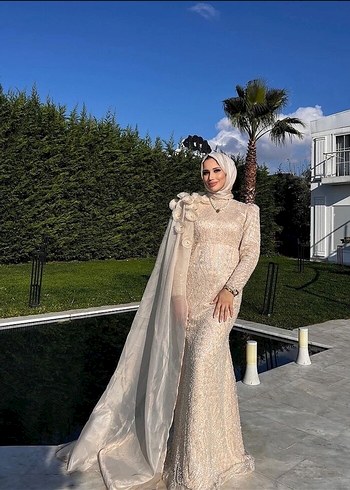 Uzun Kollu İşlemeli Beyaz Abiye Elbise