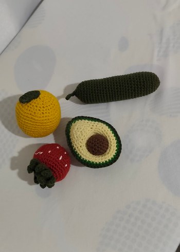 Avokado şeklinde örgü diş kaşıyıcı ve çıngırak