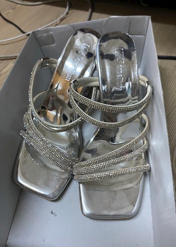 Gri Parlak Metal Tokalı  Topuklu - Görsel 2