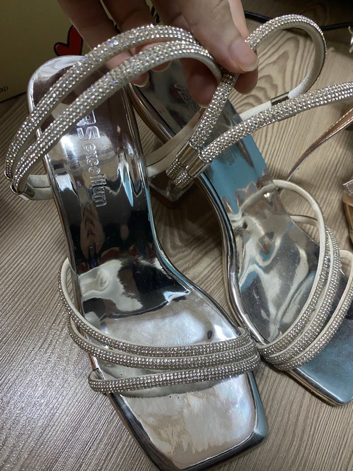 Gri Parlak Metal Tokalı  Topuklu - Görsel 3