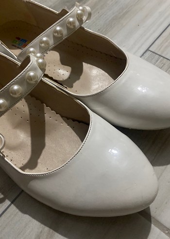 Kız Çocuk Beyaz Tokalı Babet Ayakkabı - Görsel 2