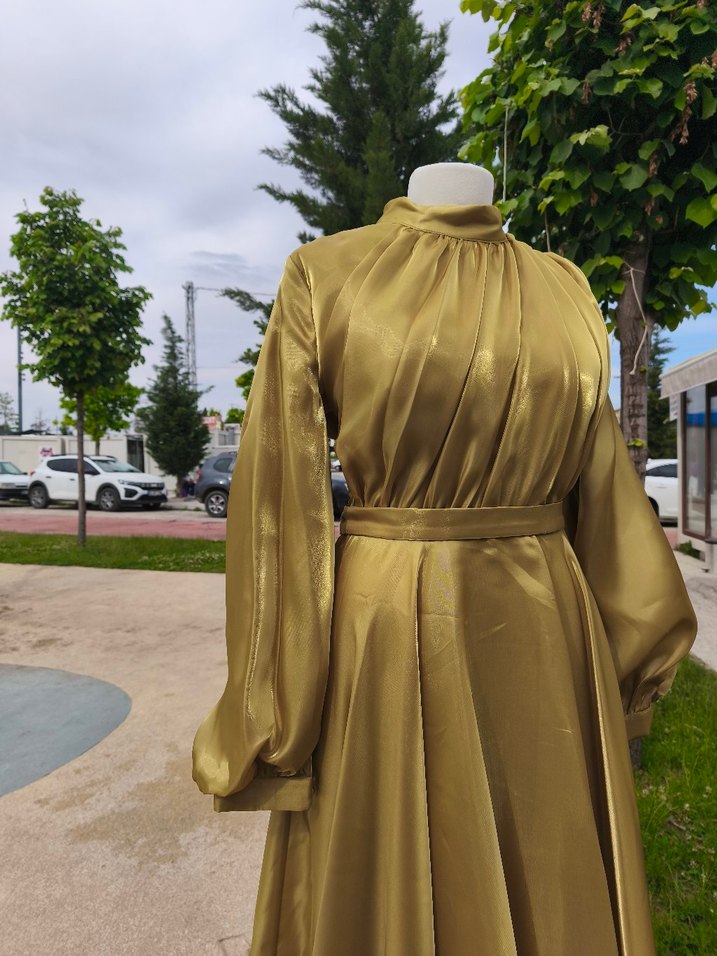 Uzun Kollu Drapeli Altın Renkli Abiye Elbise - Görsel 4
