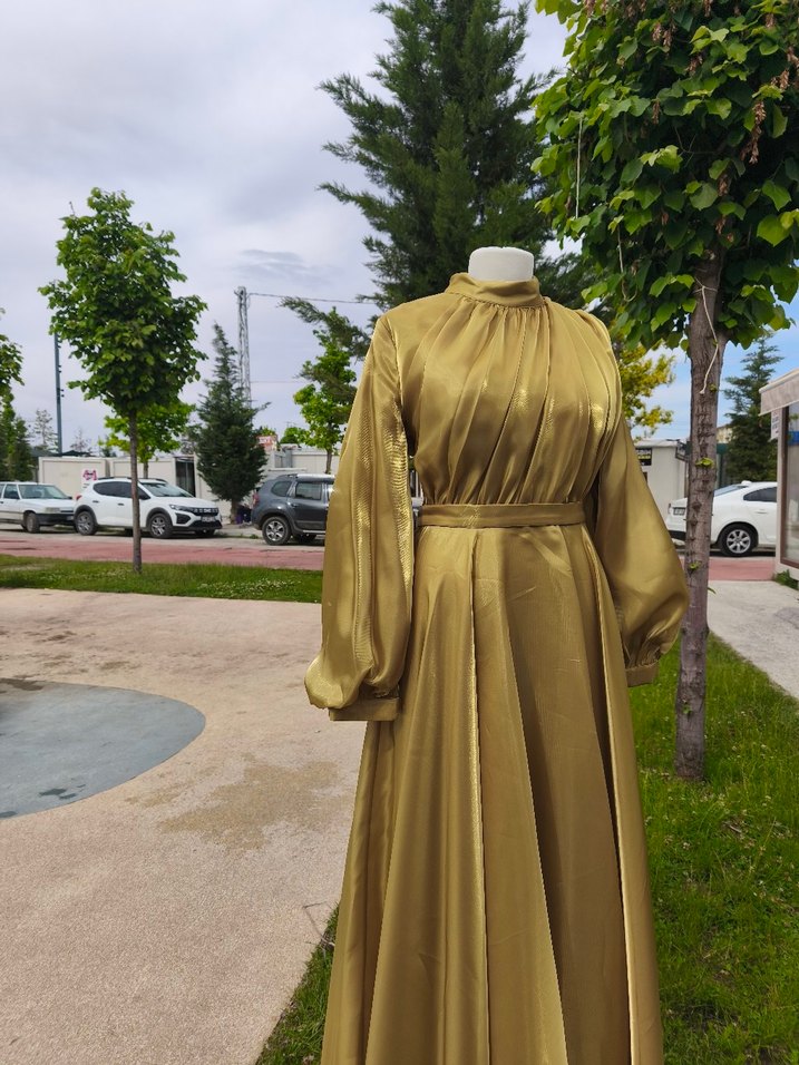 Uzun Kollu Drapeli Altın Renkli Abiye Elbise - Görsel 3