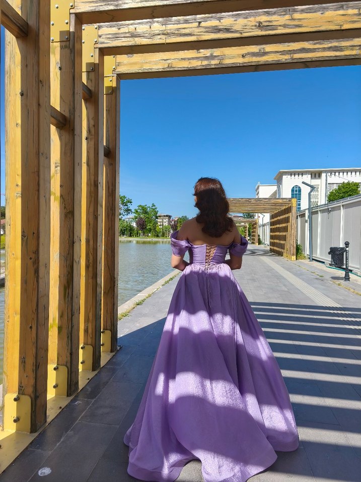 Mor Midi Drapeli Straplez Abiye Elbise - Görsel 3