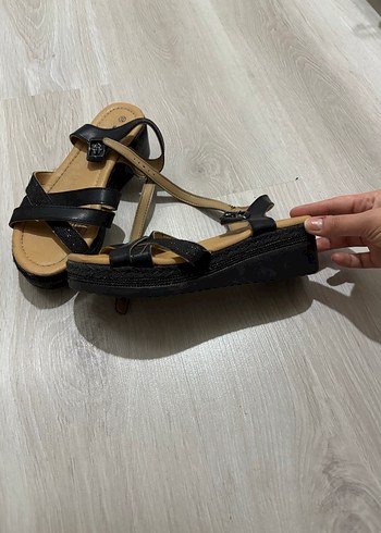 Siyah simli Dolgu Topuklu Kadın Sandalet - Görsel 2