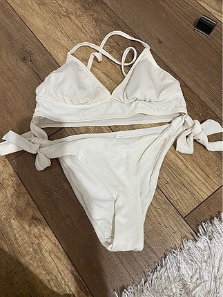 Penti bikini beyaz renkte