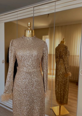 Uzun Kollu Altın Renkli Parlak Abiye Elbise - Görsel 2