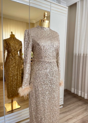 Uzun Kollu Altın Renkli Parlak Abiye Elbise - Görsel 3