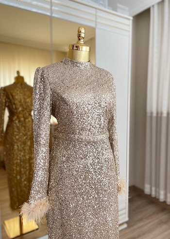 Uzun Kollu Altın Renkli Parlak Abiye Elbise - Görsel 4