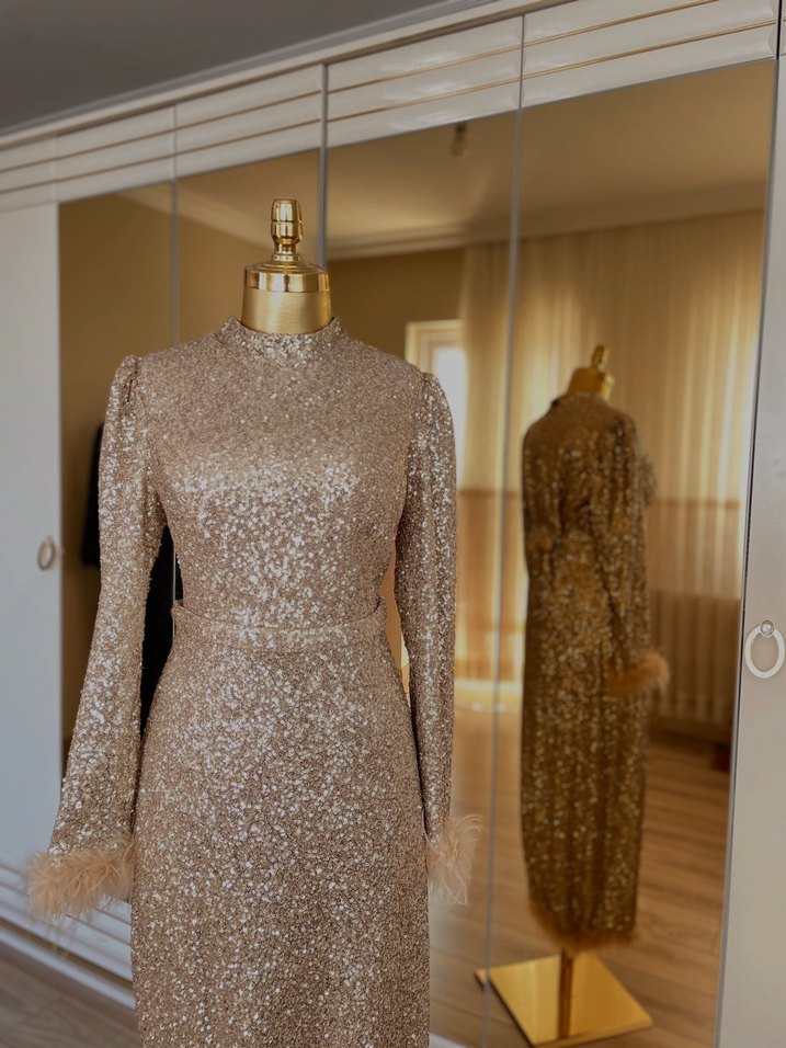 Uzun Kollu Altın Renkli Parlak Abiye Elbise - Görsel 2