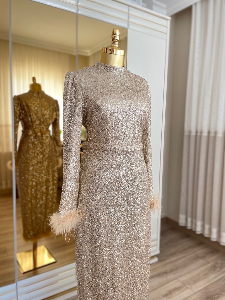 Uzun Kollu Altın Renkli Parlak Abiye Elbise - Görsel 3