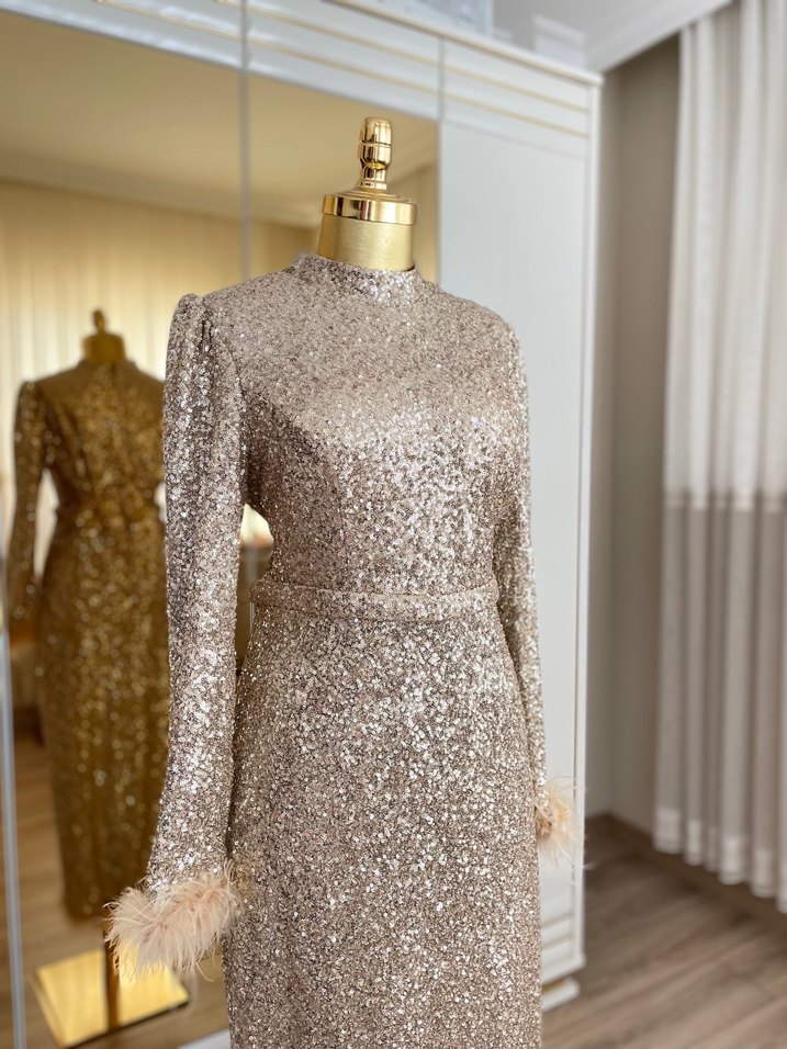 Uzun Kollu Altın Renkli Parlak Abiye Elbise - Görsel 4