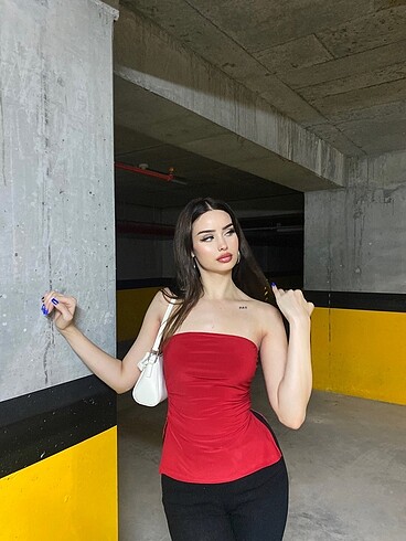 Kırmızı straplez bluz