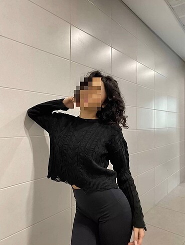 Siyah örgü detaylı crop kazak