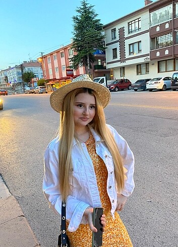 Çiçekli üste yapısan diz altı elbise