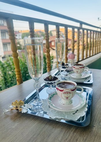 Beyaz Desenli Kahve Fincanı ve Metal Tepsi