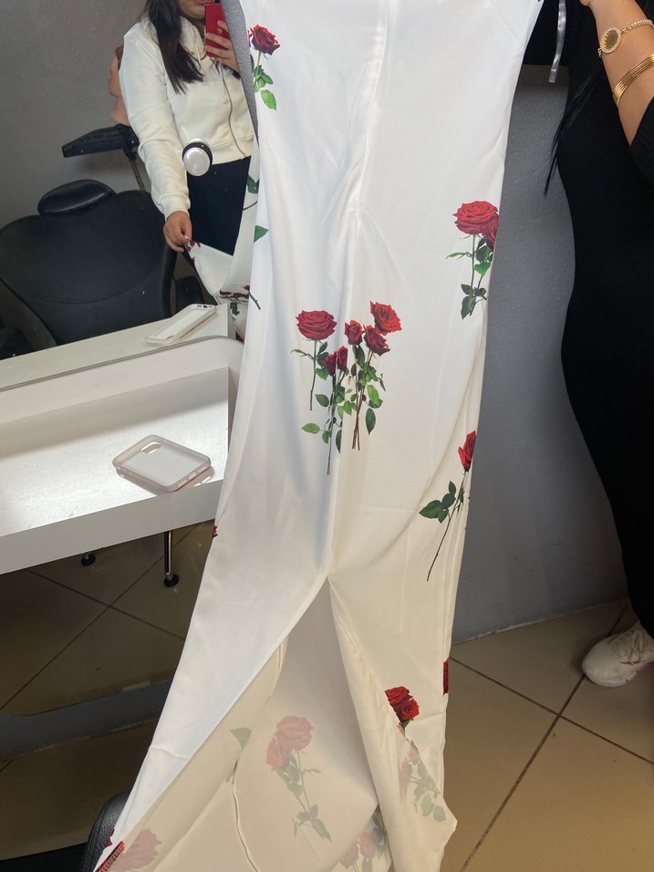 Beyaz Çiçek Desenli Uzun Drapeli Straplez Elbise - Görsel 2