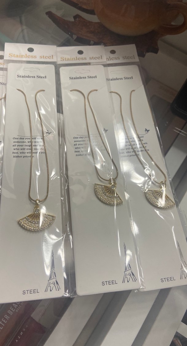 Yelpaze Charmlı Altın Renk Kadın Kolye AÇIKLAMA - Görsel 3