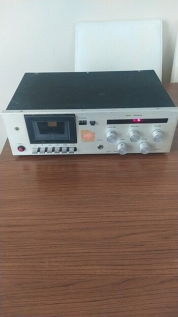 Eskilerden kaset çalar 