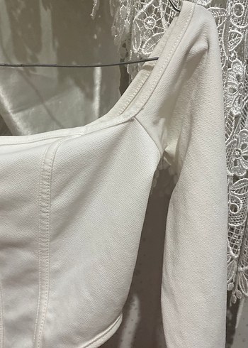 Omzu düşük beyaz bluz - Görsel 4