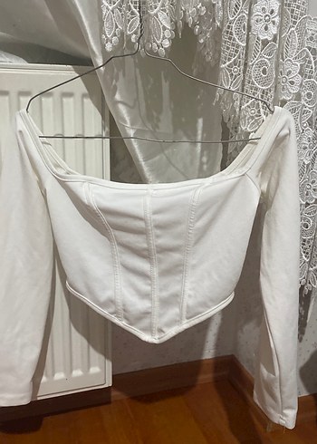 Omzu düşük beyaz bluz - Görsel 5