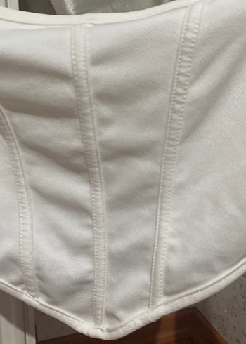 Omzu düşük beyaz bluz - Görsel 3