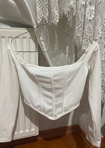 Omzu düşük beyaz bluz - Görsel 2