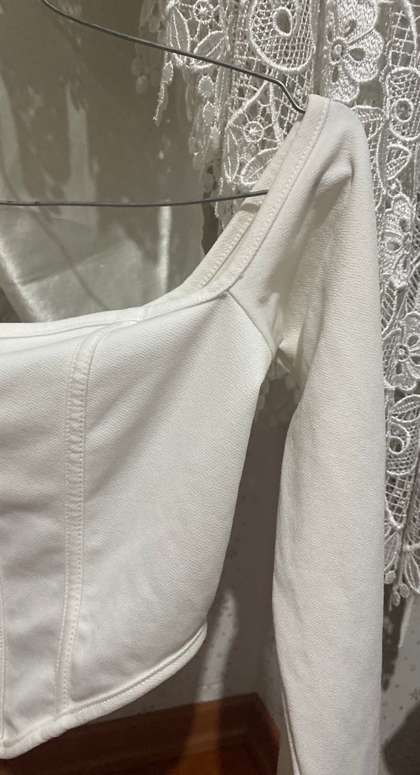 Omzu düşük beyaz bluz - Görsel 4