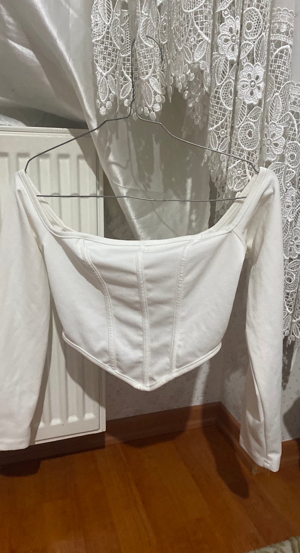 Omzu düşük beyaz bluz - Görsel 5