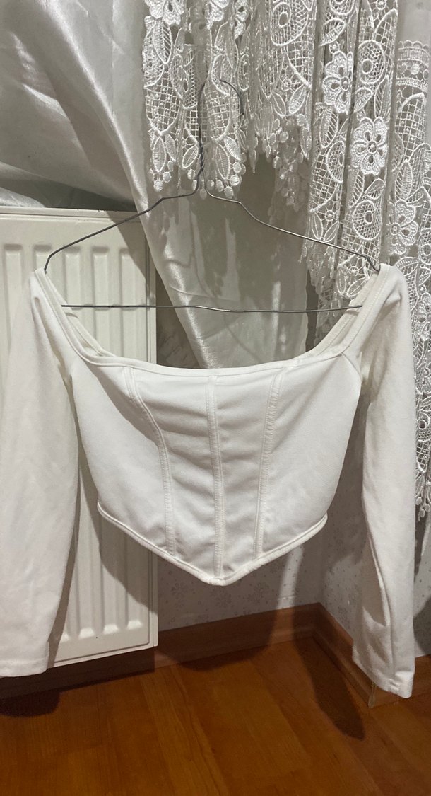 Omzu düşük beyaz bluz - Görsel 2