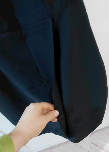 Siyah Drapeli Yuvarlak Yakalı Midi Elbise - Görsel 2