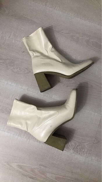 Bershka Krem Topuklu Bot