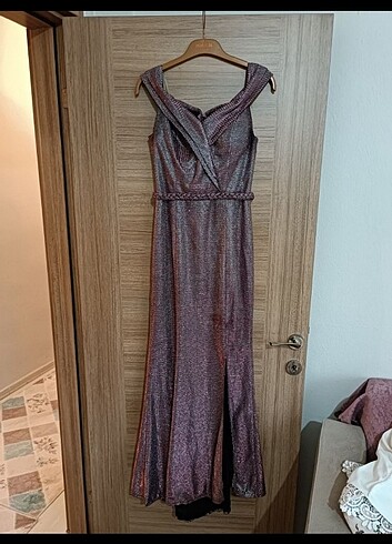 Abiye elbise yırtmaçlı düşük omuzlu / Lila renginde