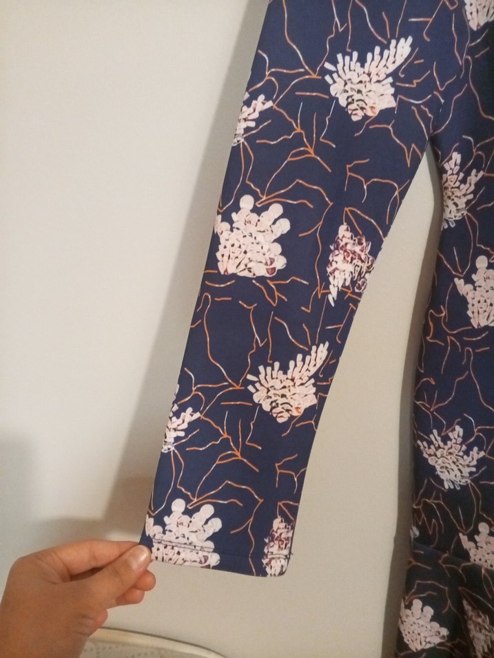 Zincir Detaylı Lacivert Desenli Kadın Bluz - Görsel 2