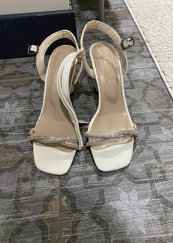 Beyaz Tokalı Yılan Desenli Kadın Topuklu Ayakkabı - Görsel 2