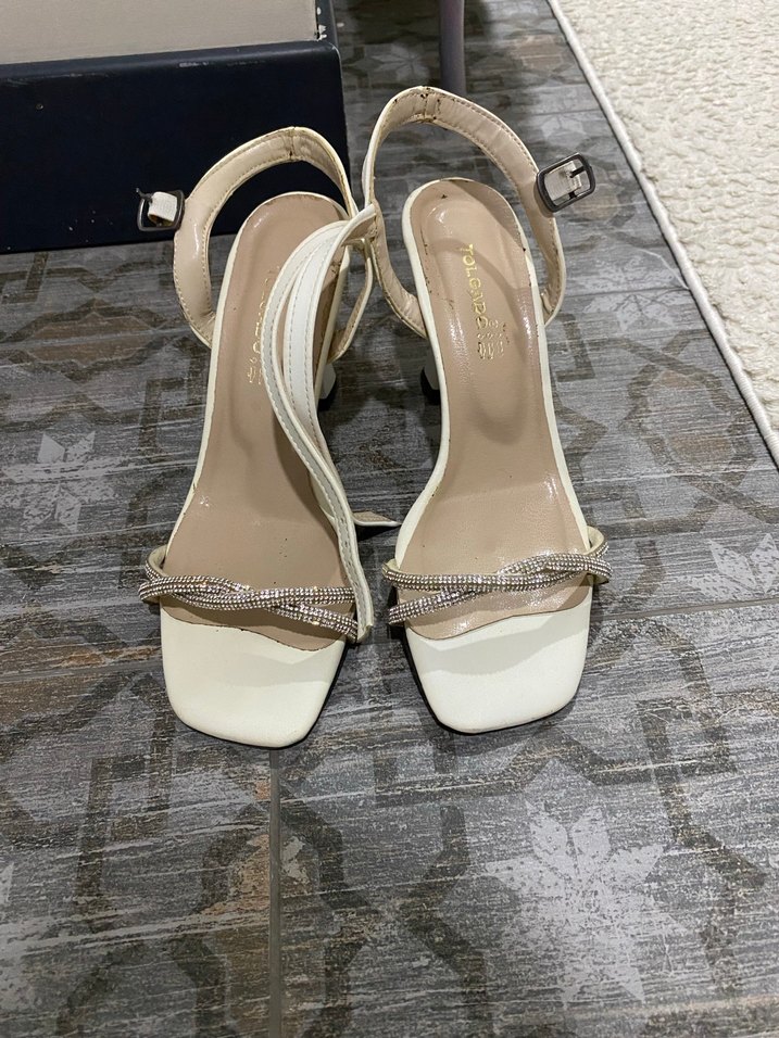 Beyaz Tokalı Yılan Desenli Kadın Topuklu Ayakkabı - Görsel 2