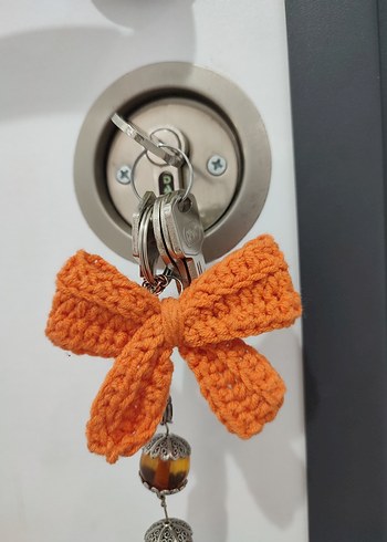 Beyaz Örgü Fiyonk Anahtarlık - Görsel 2
