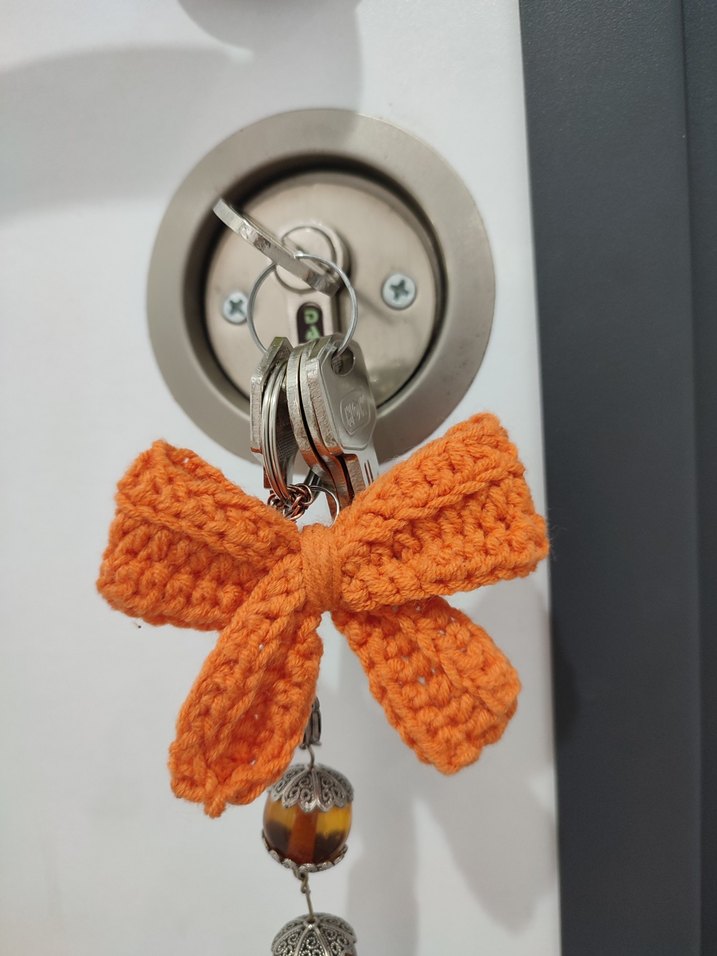 Beyaz Örgü Fiyonk Anahtarlık - Görsel 2