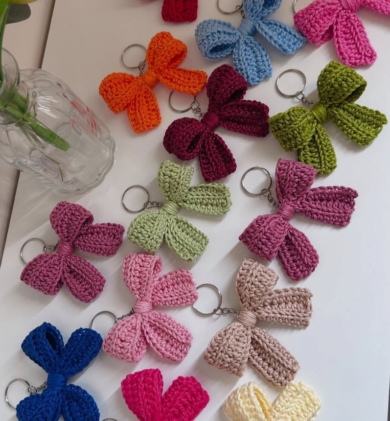 Beyaz Örgü Fiyonk Anahtarlık - Görsel 3